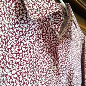 (EB#2) Eddie Bauer women' blouse wrinkle resistant, sz Large, burgundy w/ leaf